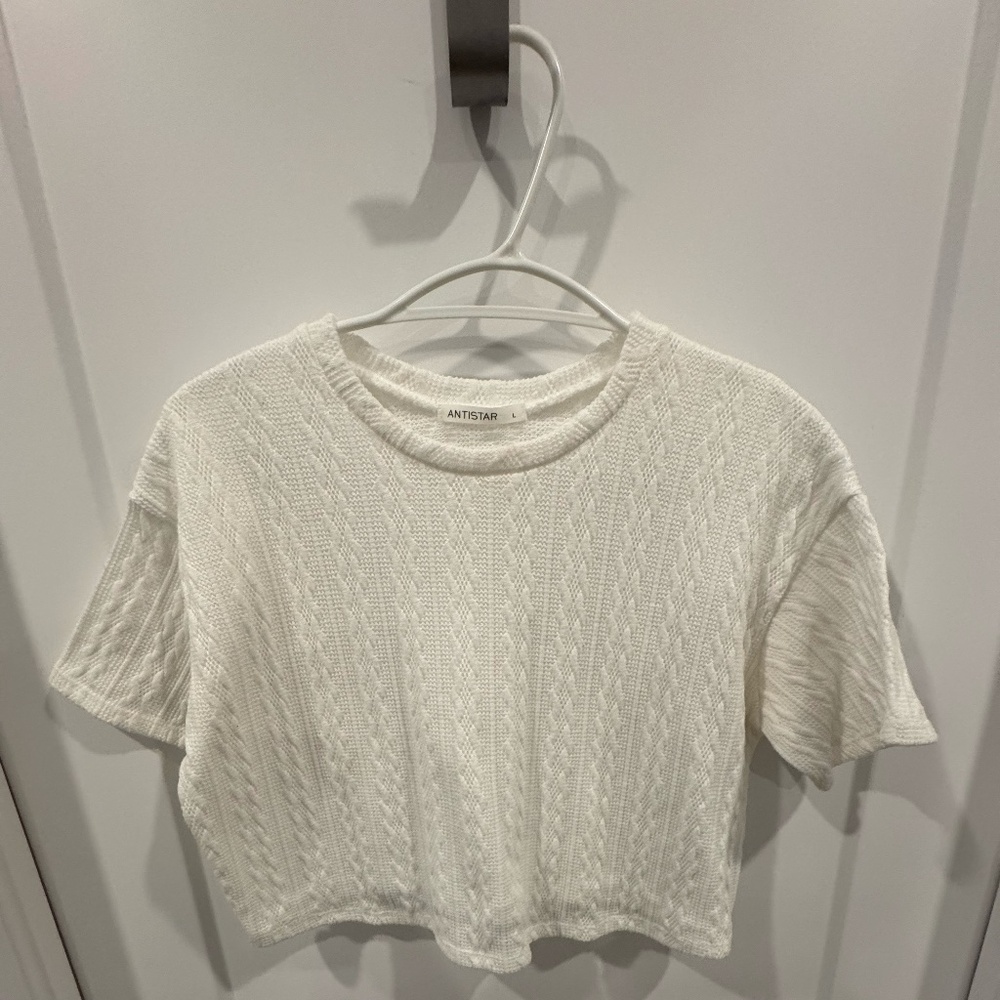 white cropped knit style shirt